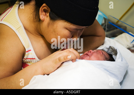 Inuit zia è ammirando un neonato, Puvirnituq, Baia di Hudson Northern Quebec, Canada Foto Stock
