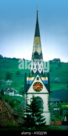 Paesaggio rurale chiesa con colorati campanile e la torre dell orologio in Svizzera Foto Stock