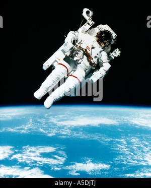 L'astronauta Bruce McCandless II nel 1984 durante il primo Untethered Spacewalk utilizzando l'unità di manovra presidiata (MMU) Foto Stock