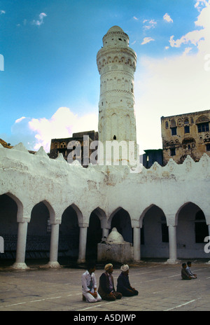 Djibla Yemen Regina moschea Arwa uomini in preghiera nel cortile (Sahn) Foto Stock