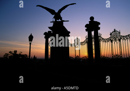 Budapest, gateway che portano dalla Habsburg passi per il Palazzo Reale custodito da una scultura in bronzo del mitico turul uccello Foto Stock