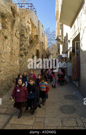 Ebrea ortodossa scolari passeggiando nel quartiere ebraico della città vecchia di Gerusalemme Est Israele Foto Stock