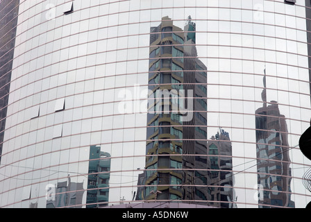 Gli edifici si riflette sui vetri di un edificio per uffici a Macao Cina Foto Stock