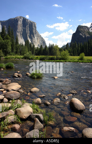 Una vista sul fiume verso El Capitaine e mezza cupola; Yosemite National Park, CALIFORNIA, STATI UNITI D'AMERICA Foto Stock