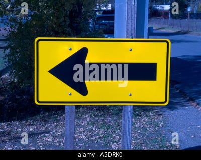 Cartello stradale girare a sinistra Foto Stock