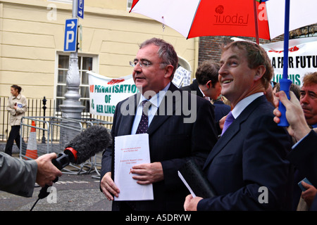 I politici irlandesi Pat Rabitte Enda Kenny Foto Stock