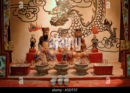 Altare nel tempio di Tin Hau dedicato alla dea cinese Tin Hau meglio conosciuta come Mazu a Kat o Chau (isola corrotta) Isole dei nuovi territori, Cina Foto Stock