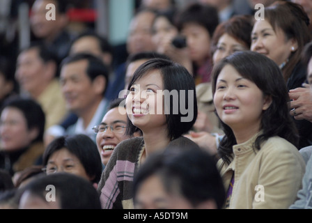 Gli spettatori a Sha Tin Racecourse si trova in Sha Tin in Nuovi Territori in Hong Kong Cina Foto Stock