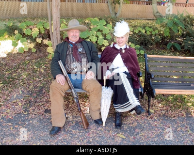 Attori/interpreti vestiti con costumi d'epoca della corsa all'oro californiana Foto Stock