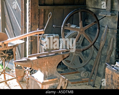 Gli strumenti tradizionali di Blacksmith dell'era della corsa all'oro della California Foto Stock