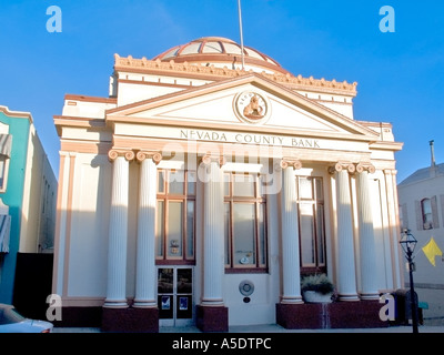Lo storico edificio in stile revival greco Nevada County Bank con la sua iconica cupola e colonne ioniche nel centro di Grass Valley, California. Foto Stock