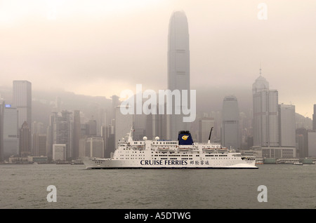 Un cruise ferry azionato da Cruise Ferries passando attraverso il Victoria Harbour tra l'Isola di Hong Kong e Kowloon Cina Foto Stock