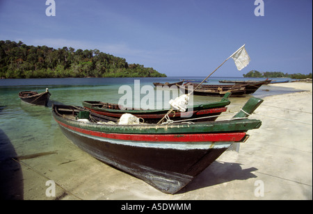 India Andamane del Sud isola il Mahatma Gandhi Parco Marino Nazionale di Wandoor barche da pesca nel torrente Foto Stock