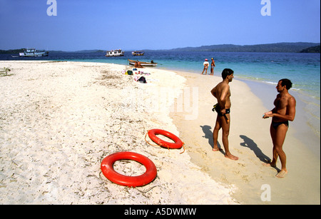 India Andamane del Sud isola il Mahatma Gandhi Il Parco Marino Nazionale di Jolly boa i turisti occidentali sulla spiaggia Foto Stock