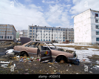 Scarsa qualità dell'era sovietica appartamento in calcestruzzo e gli edifici abbandonati in auto Bikov Isola Sakhalin in Russia Foto Stock