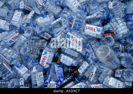 Vuoto bottiglia d'acqua in plastica rifiuti Foto Stock