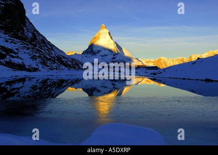 Il Cervino e Riffelsee in inverno, Svizzera Vallese, Zermatt Foto Stock