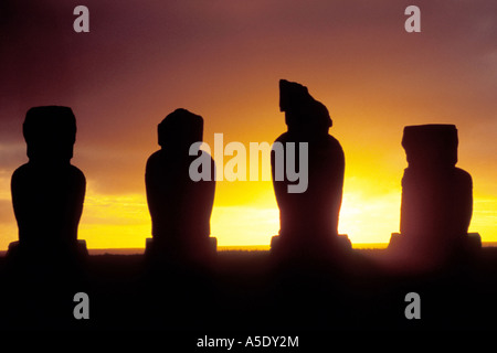 Moais scultura su isola di pasqua al tramonto, il Cile, l'isola di pasqua, Nationalpark Rapa Nui, Rano Raraku Foto Stock