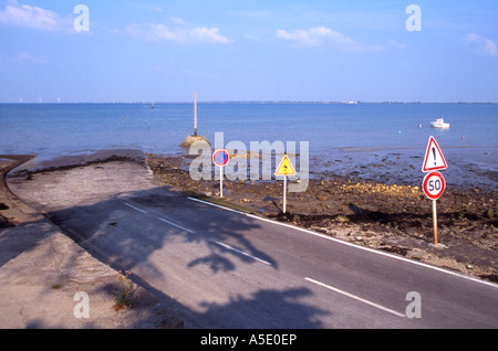 Passaggio du Goisa, sottomarini strada di marea dall' isola di Noirmoutier in terraferma, Francia occidentale Foto Stock