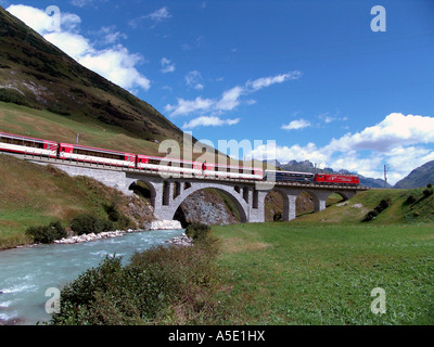 Il Glacier Express sul ponte di Richleren nella valle di Hospen, Svizzera Foto Stock