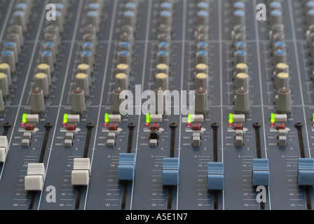 Banco di miscelazione in un Sound Studio, vicino. Foto Stock