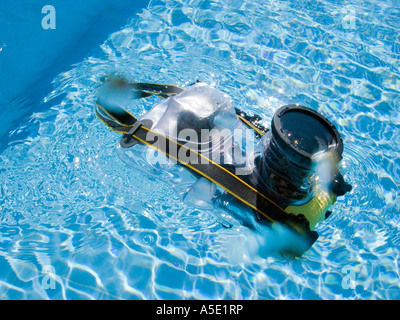 Fotografo fotocamera reflex a lente flash sotto acqua Sommergibile Subacqueo involucro di alloggiamento caso pool flessibile di nuoto Swim scuba Foto Stock