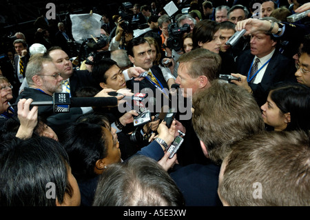 Ford Presidente e CEO Alan Mulally circondato dalla pressa al 2007 North American International Auto Show Foto Stock