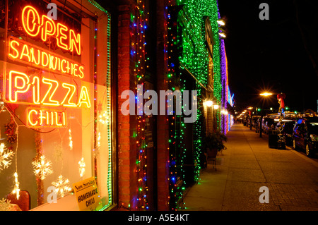 Ristorante con le luci di Natale durante le grandi luci luminose mostrano in Rochester Michigan STATI UNITI Foto Stock