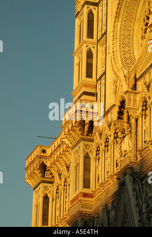 La facciata del Duomo di Firenze rosone, Madonna con Bambino e santi scolpiti luce della sera Foto Stock