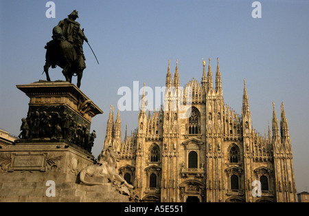Statua al di fuori del Duomo di Milano, Milano, Italia. Foto Stock