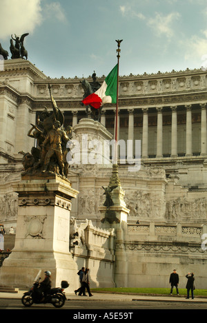 Roma Italia bandiera italiana Il Tricolore sorvolando il Vittoriano il monumento a Vittorio Emanuele II di Savoia, primo re di esso Foto Stock