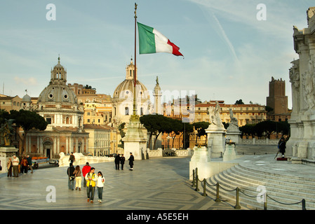 Roma bandiera italiana Il Tricolore sorvolando il Vittoriano il monumento a Vittorio Emanuele II di Savoia, primo re d'Italia Foto Stock