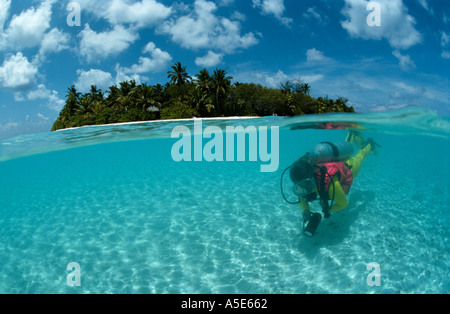 A livello diviso foto di una ragazza di immersioni sulle Maldive Foto Stock