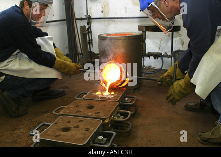 Bronzo, colata, crogiolo, Foto Stock