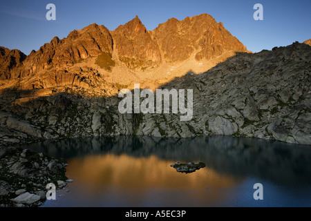 Lago alpino Estany de l'Illa in valle Gerber Aiguestortes i Estany de Sant Maurici Parco Nazionale di Catalogna Pirenei Spagna Foto Stock