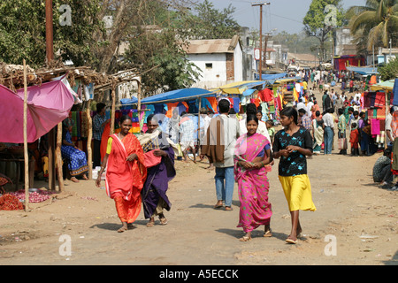 Colorfully vestito le donne a piedi nel mercato settimanale.Orissa.India Foto Stock