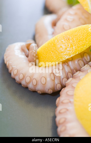 Il polpo con il limone Foto Stock
