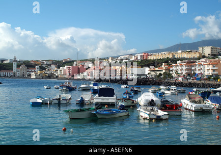 Candelaria sotto le montagne su Tenerife Canarie Spagna porto di pesca e del porto Foto Stock