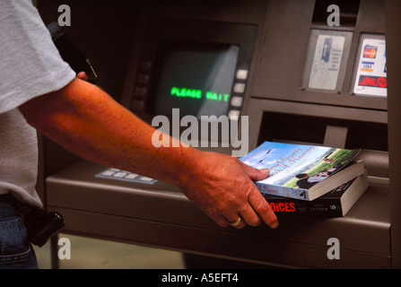 Libri sulla sinistra un ATM COME PARTE DEL LIBRO DROP SCHEMA A CHELTENHAM festival letterario REGNO UNITO Foto Stock