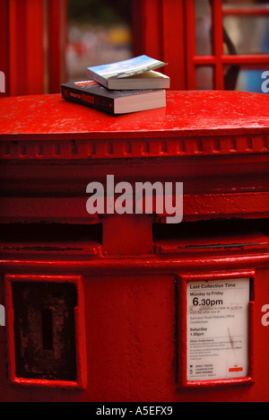 Libri sulla sinistra di una casella postale come parte del libro DROP SCHEMA A CHELTENHAM festival letterario REGNO UNITO Foto Stock
