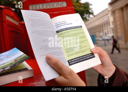 Libri sulla sinistra di una casella postale come parte del libro DROP SCHEMA A CHELTENHAM festival letterario REGNO UNITO Foto Stock