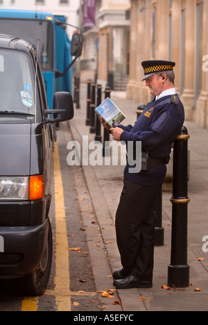 Un fuori servizio vigile la lettura COME PARTE DEL LIBRO DROP SCHEMA A CHELTENHAM festival letterario REGNO UNITO Foto Stock