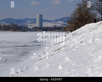 Alte Donau in inverno, vista su Vienna, Torre Florido Foto Stock