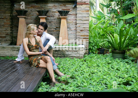 Matura in ama il relax a vacanze in Tailandia Foto Stock