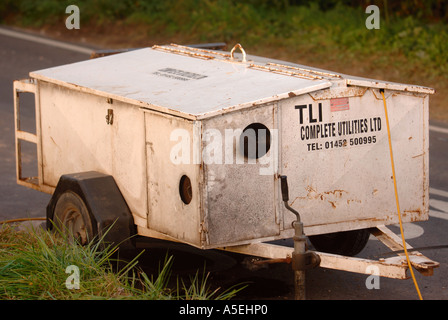 Un generatore mobile essendo utilizzata per l'alimentazione di semafori PROVVISORI A LAVORI STRADALI REGNO UNITO Foto Stock