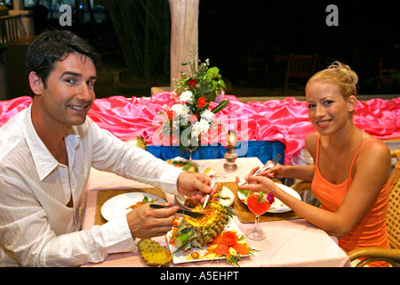 Matura in amore godendo thaifood presso il ristorante in mare di sabbia resort della Thailandia Foto Stock