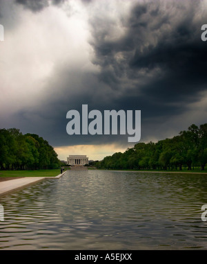 Nuvole temporalesche roil oltre il Lincoln Memorial e riflettendo in piscina a Washington DC, Stati Uniti d'America Foto Stock