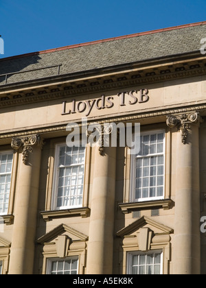 Lloyds TSB Bank segno su un imponente edificio in pietra Foto Stock