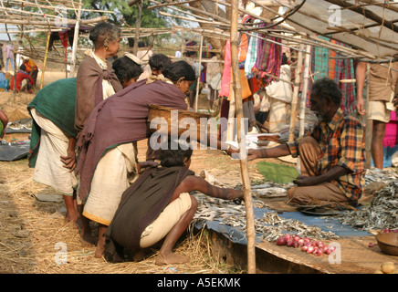 Dongria Kondh donne a loro settimanale mercato tribale in Orissa India Foto Stock