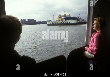 Traghetto di Woolwich. I passeggeri a bordo di uno dei due traghetti di Woolwich attraversano il Tamigi East London 1991 anni '90 HOMER SYKES Foto Stock